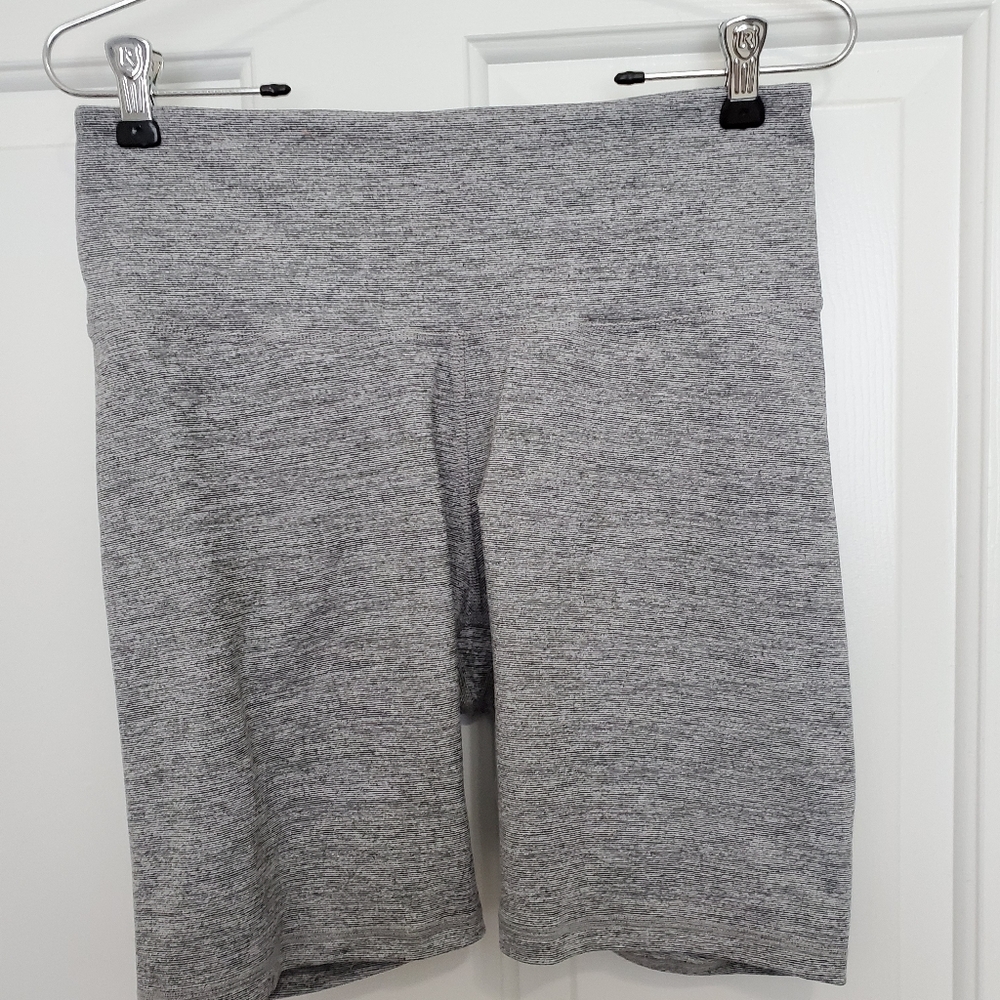 Old Navy High waisted Compression Bermuda short